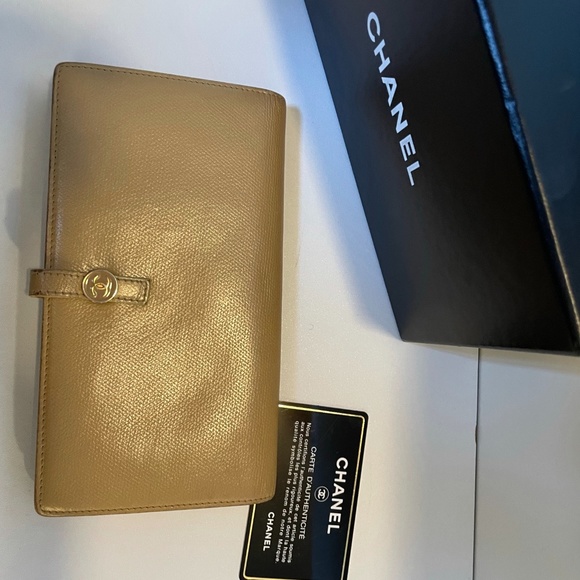 COPY - Authentic Chanel wallet - Picture 1 of 5